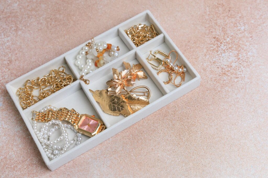 Jewellery organizer with separate compartments for necklaces, bracelets and rings